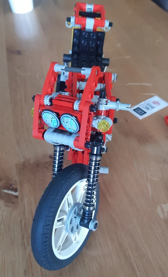 LEGO Technic 8422 Circuit Shock Racer / V-Twin Super Bike, photo 4 sur 5