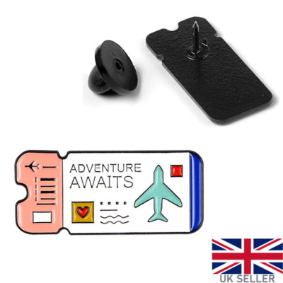 Adventure Awaits Pin Abzeichen Flugticket Brosche Revers Reise Erkunden Flugzeug Geschenk