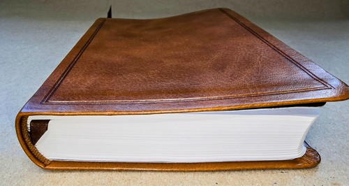Holman HCSB Ultra Thin Bible; 2012 Brown Leather Touch Indexed; 10 Point - Foto 5 di 12