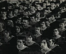 1974 Press Photo Graduates in cap & gown at Siena College, Loudonville, New York