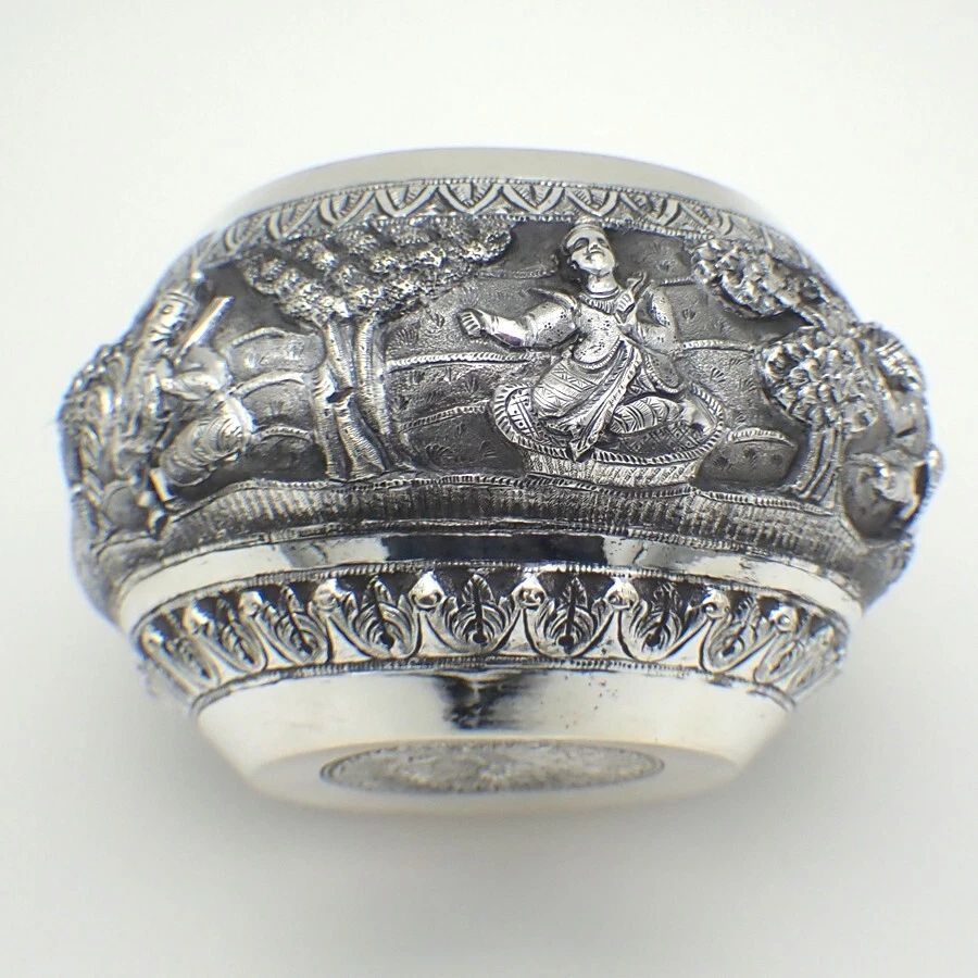 Cuenco birmano Thabeik adornado figura de pavo real plata de ley siglo XIX Foto 2 de 4