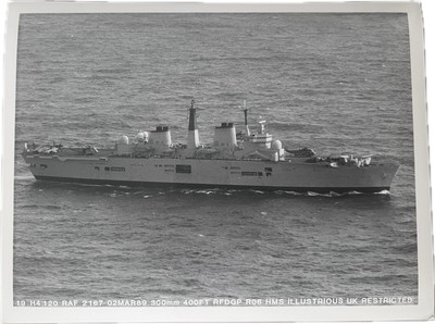HMS Illustrious (R06) Flugzeugträger Luftaufnahme 2. März 1989 schwarz-weiß 