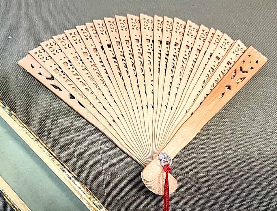 Ventilador de mão vintage de madeira design esculpido na caixa original com tampa de vidro - Imagem 4 de 4