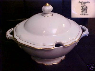 HUTSCHENREUTHER SELB CHINA WEIMAR TUREEN WITH LID  PATTERN # 7504