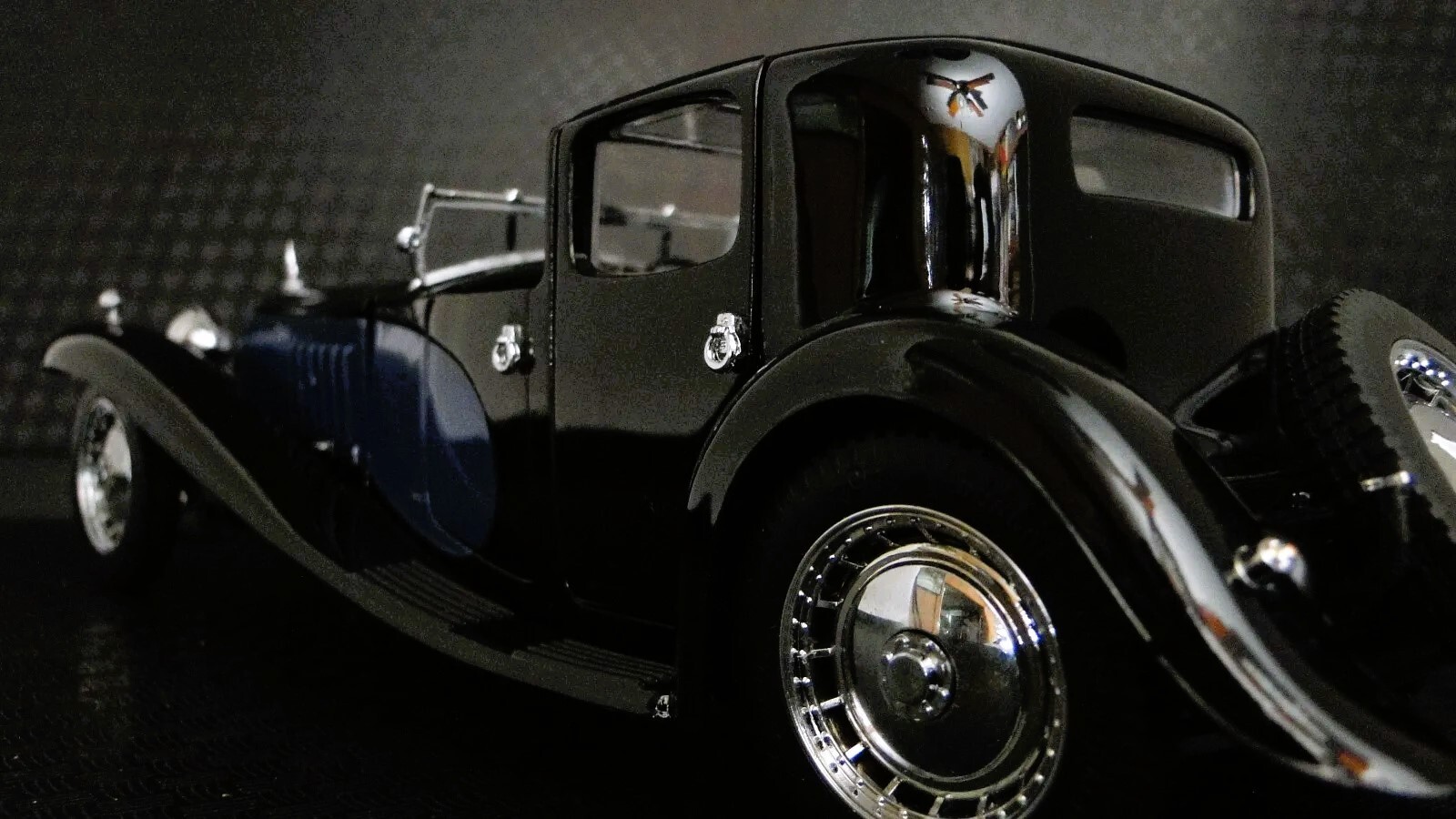 Bugatti with 8Cyl.Engine/Orig.Wheel Rims/Mascot1:24SCALE CUSTOM METAL MODEL