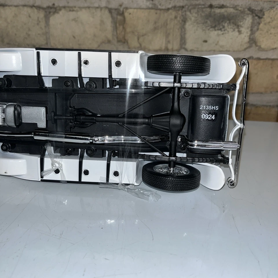 Duesenberg II SJ - White and Blue Diecast 1:18 Scale Model - 13589 - Image 2 of 4