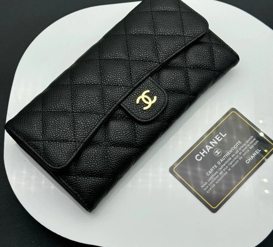 Carteira CHANEL acolchoada pele de cordeiro logotipo ouro preto | Bolsa feminina de luxo com aba longa - Imagem 2 de 4