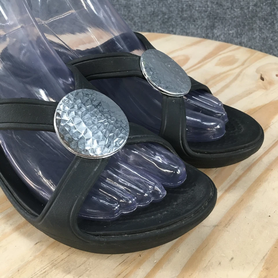 Sandalias Crocs para mujer 6 Sanrah círculo martillado informales sin cordones cuña deslizable negras Foto 4 de 4