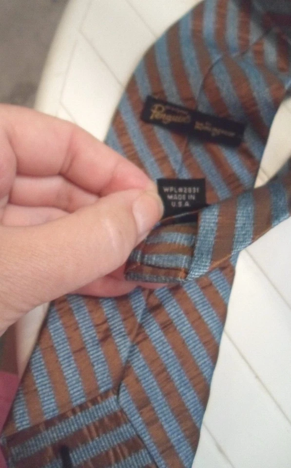 CORBATA DE SEDA PINGÜIN by Munsingwear rayas azules/bronceadas texturizadas 58"L x 2-3/4 logotipo de EE. UU. Foto 4 de 4