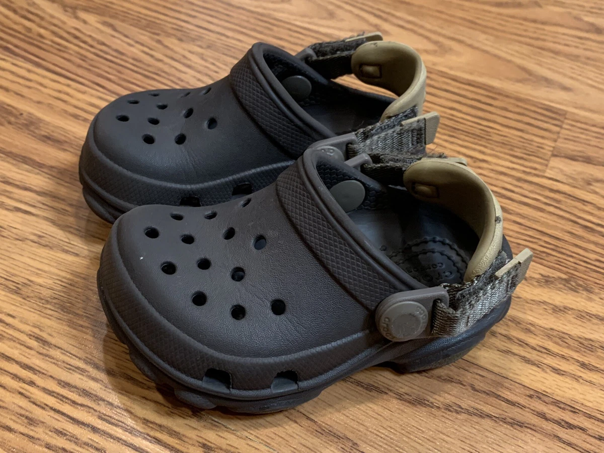 Boys crocs top size 5