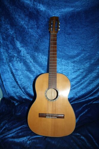 GEBRAUCHTE KONZERTGITARRE,HERSTELLER UNBEKANNT,UM 1970,GITARRE,SIELBEREIT