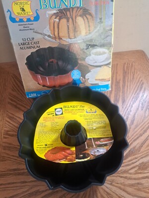Vintage Mid Century Nordic Ware Green Bundt Cake Pan 12 Cup w/ Box
