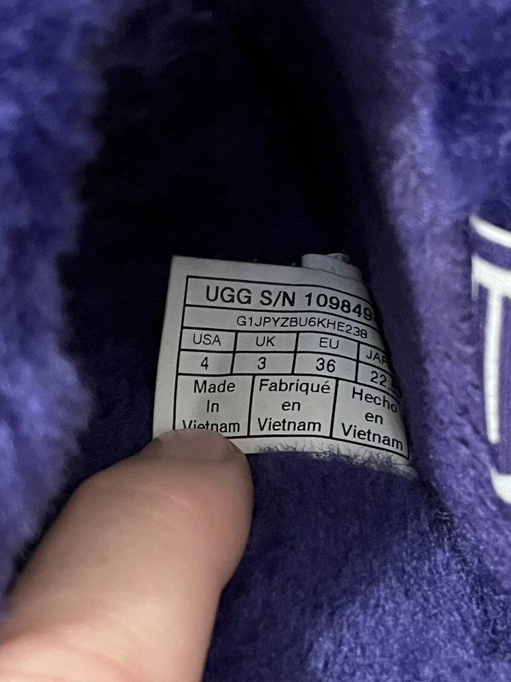 Zapatillas moradas UGG Fluff Yeah usadas en excelente estado para mujer talla 4 Foto 3 de 4