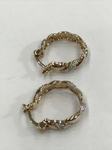 Pendientes de aro de plata de ley con diseño torcido amarillo pulido con blanco de 18 mm - Imagen 3 de 6