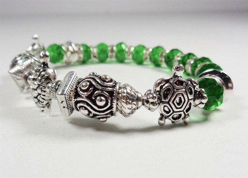BRACCIALE ELASTICO DECORATIVO PERLINE VETRO VERDE TARTARUGHE MARINE RODIO MODA SPIAGGIA - Foto 3 di 7