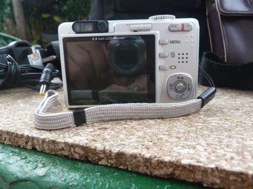 Vivitar Digital Camera Vivicam 8300s 8.1MP Silver G/W/Order + Bag case & Charger - Picture 9 of 19