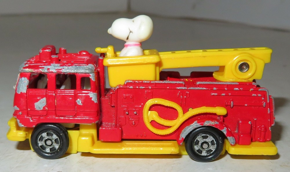 Aviva Toy Co Mini SNOOPY Diecast Fire Truck with Ladder and Snorkel