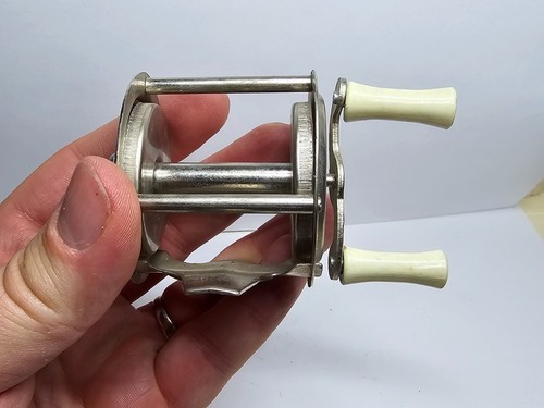 Vintage Unbranded Bait Casting Fishing Reel Small Metal Made in Japan - Picture 8 of 8