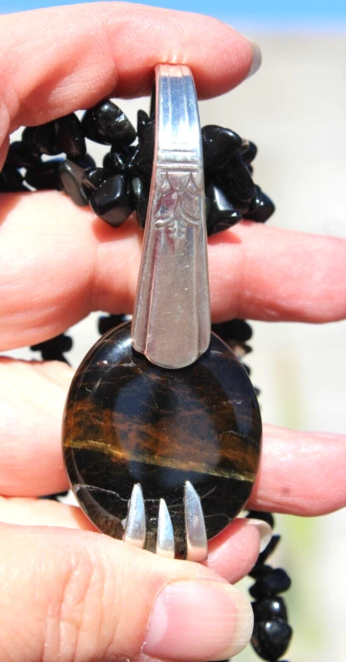 Colgante ojo de tigre. Setting es un tenedor de cóctel vintage chapado en plata de ley. Foto 4 de 4