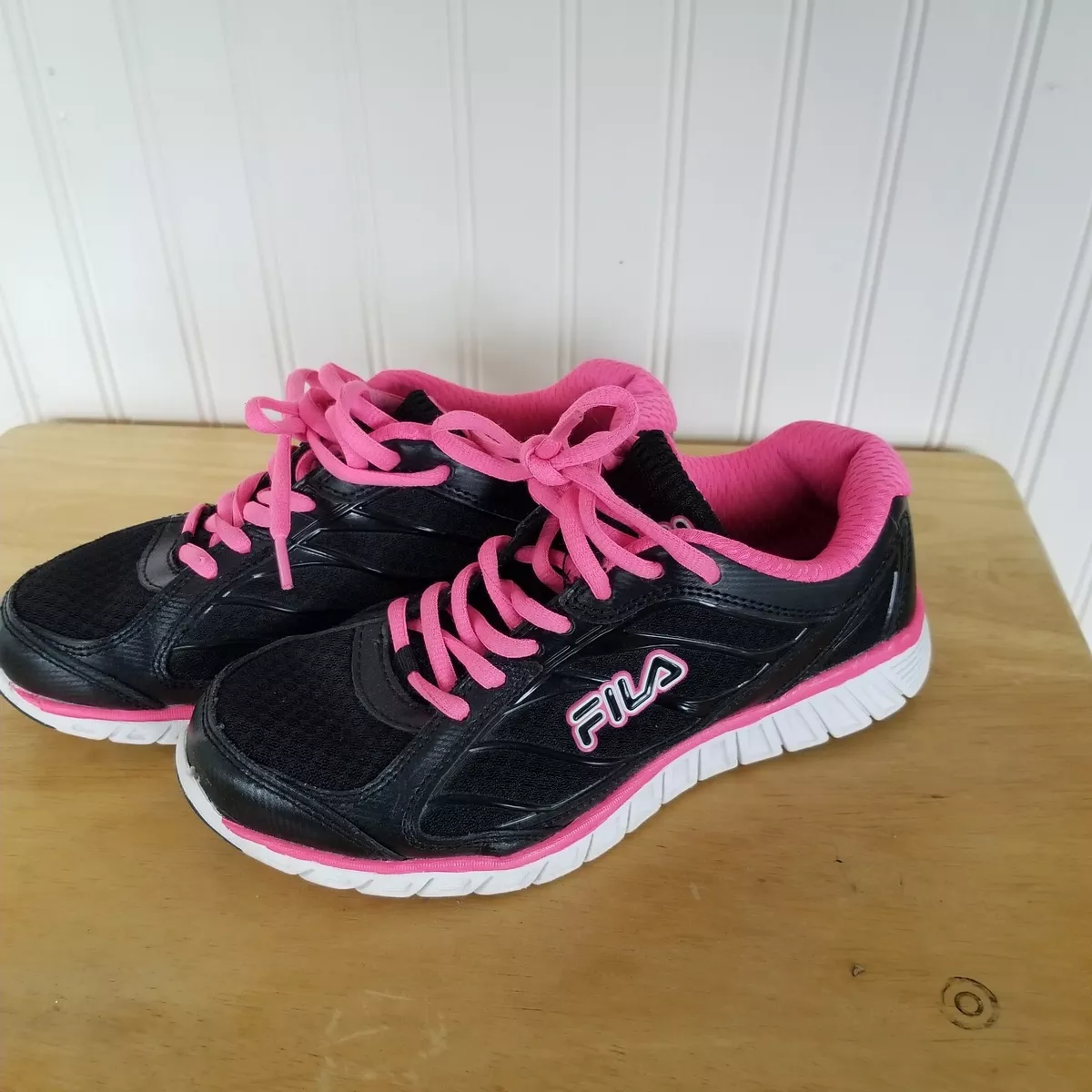 FILA WOMENS SIZE 6 BLACK AND PINK COOLMAX SHOES
