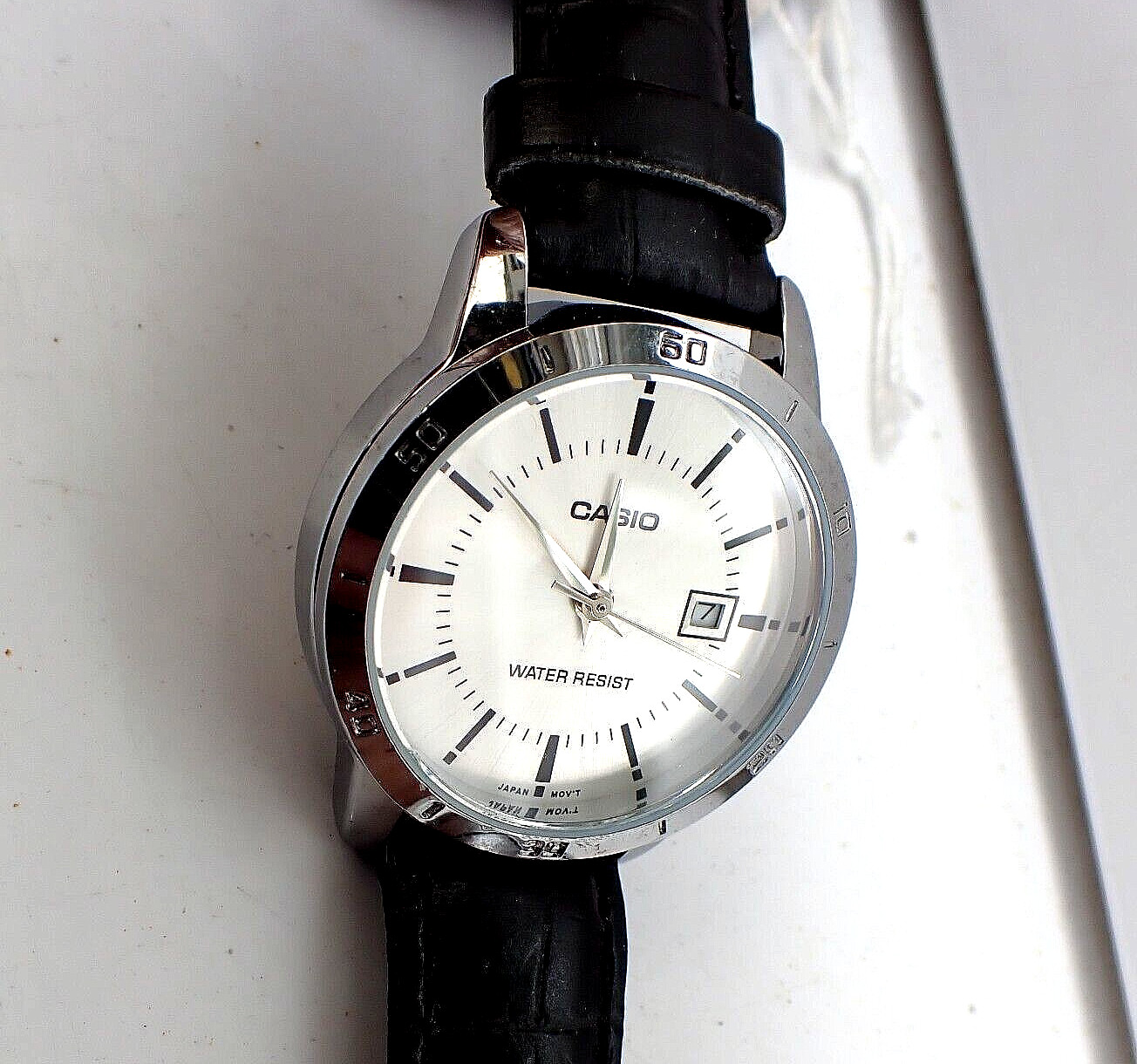 Montre femme Casio date en acier inoxydable brossé finitions de haute qualité