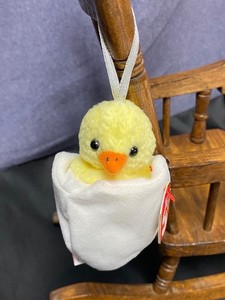 TY Basket Beanie  2001 "Eggbert"  Little Yellow Chick In Egg Silver Hanger MWMT