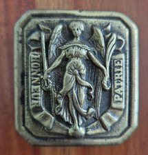 ALTE RELIEFIERTE FRANZ&Ouml;SISCHEOFFIZIERS KOPPELPLATTE HONEUR PATRIE 19. JHD