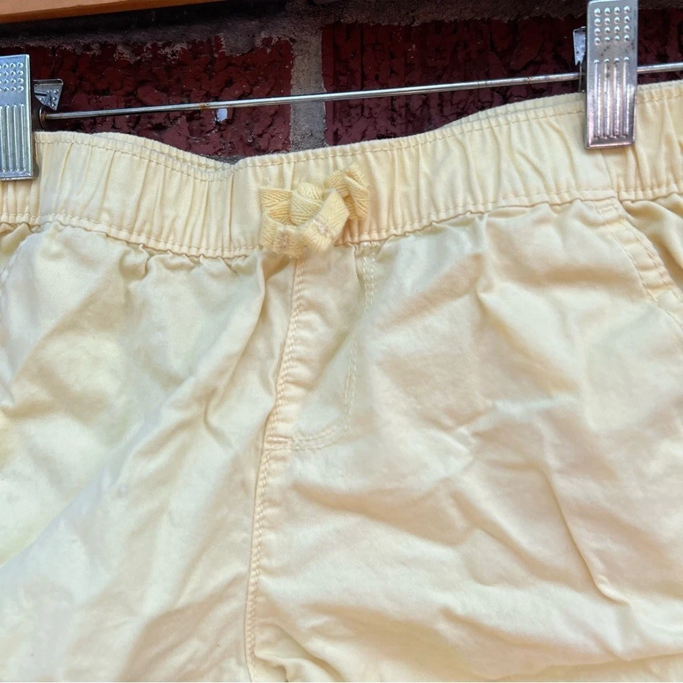 Pantalones cortos ajustados Place amarillo pálido Foto 2 de 3