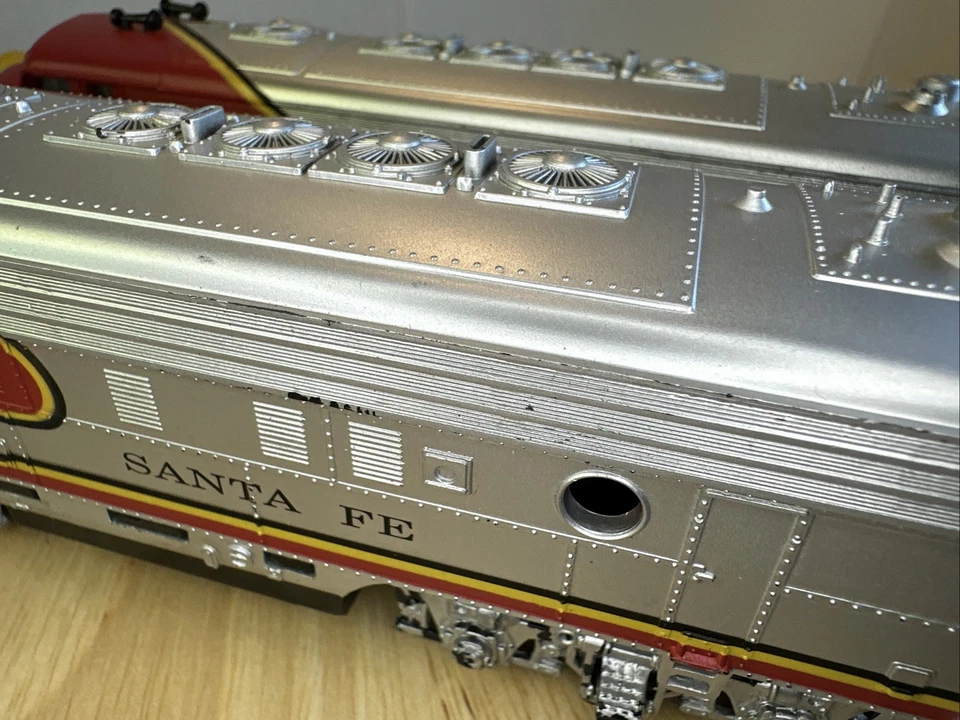 2- IDENTICAL LIFE-LIKE HO SCALE F7A SANTA FE DIESELS BOTH RUN F /R WITH LIGHT - Image 4 of 4