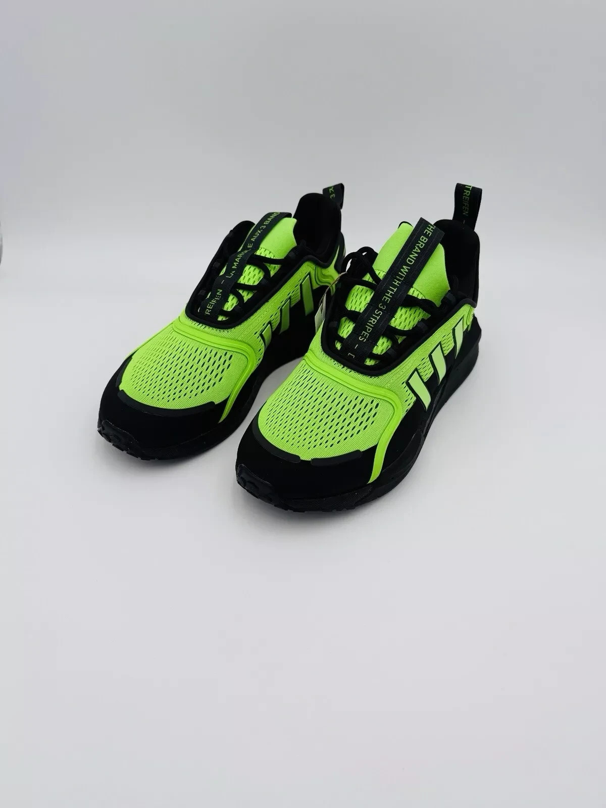 SAOLA NUOVE scarpe da ginnastica Adidas NMD V3 'Solar Green Carbon' taglia 11M uomo $140 00