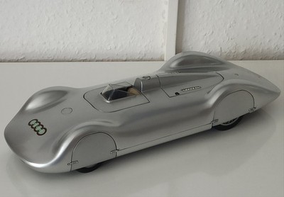 WORLD RECORD CAR  AUTO UNION TYP C   REVELL  1:18 Modellauto