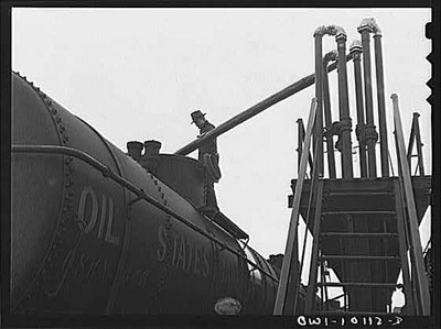 Photo:Tulsa Oklahoma 1910s Mid-Continent Refinery Tank Car Loading Oil
