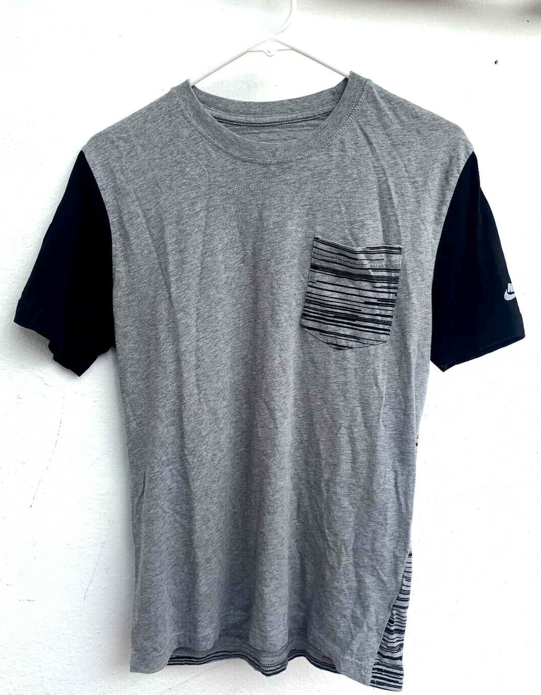 Nike T-shirt Grey Black Slim Fit Men Large Used Pristine Condition