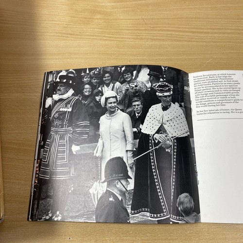 Stamp Collection The Silver Jubilee of The Queen`s Accession 1952- 1977,album - Picture 11 of 18