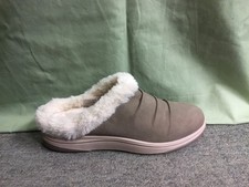 New Women s Clarks 26181923 Dk Taupe Breeze Willow Fur Lined Slippers Size 7 M