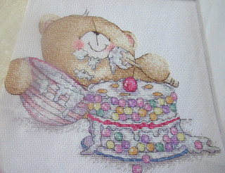 Stickvorlage "Bär mit Geburtstagstorte" Kreuzstichmotiv Forever Friends