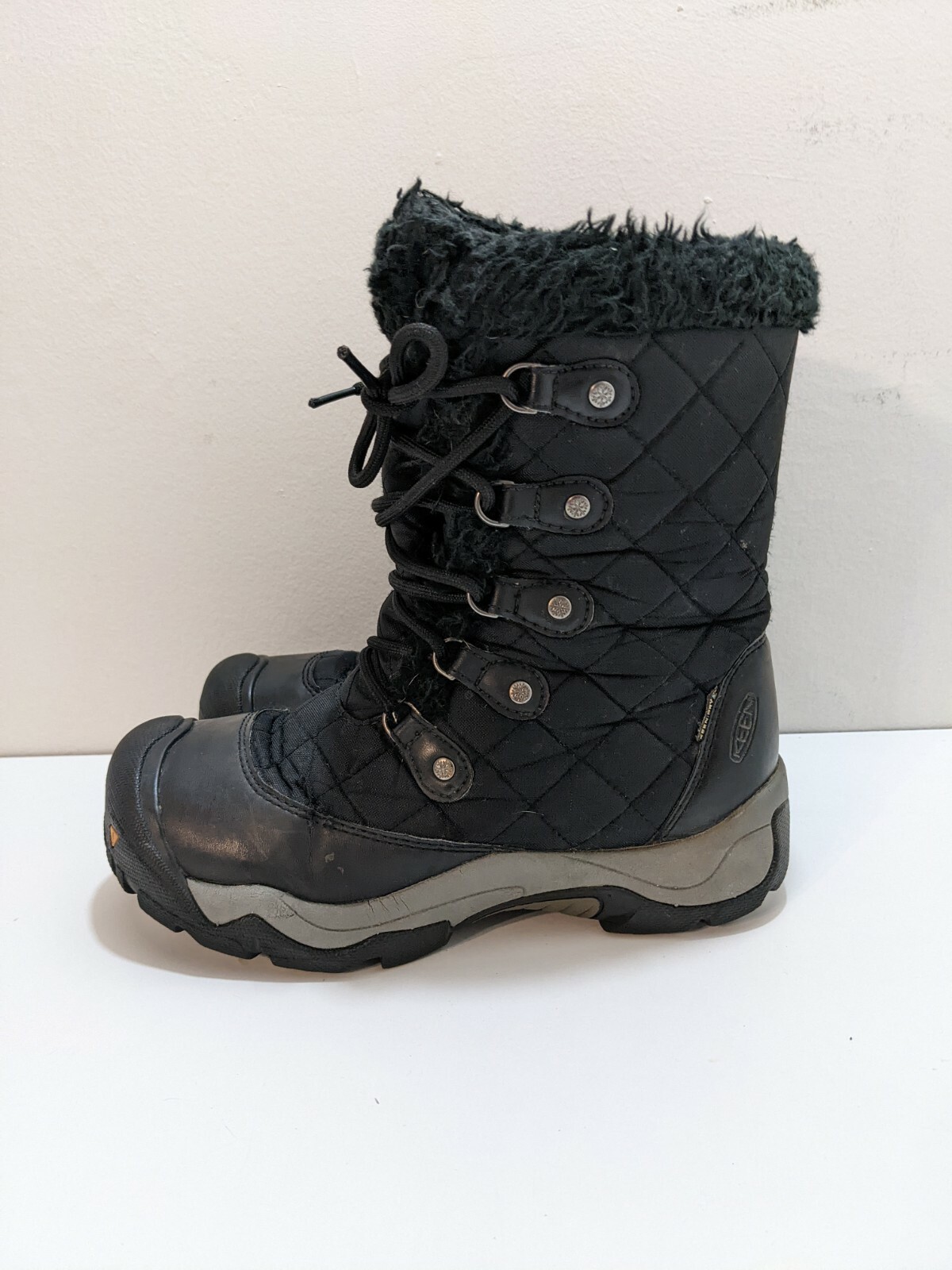 Stivali pull on neri Keen Dry 200 grammi isolati da donna taglia 7