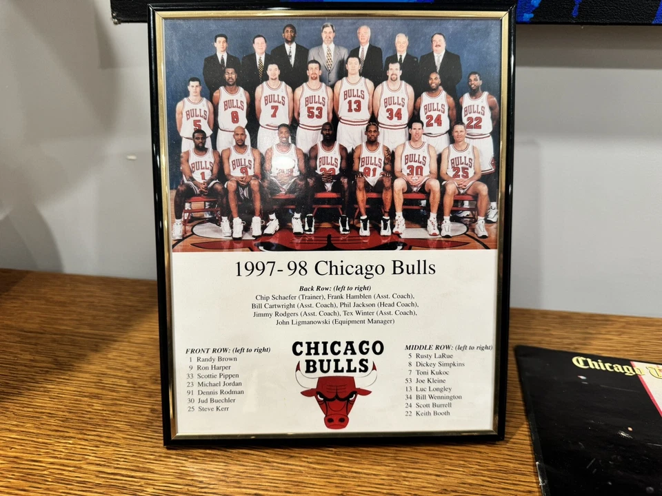 Foto del equipo Chicago Bulls 1997-98 Michael Jordan y Chicago Tribune 95 Foto 2 de 4