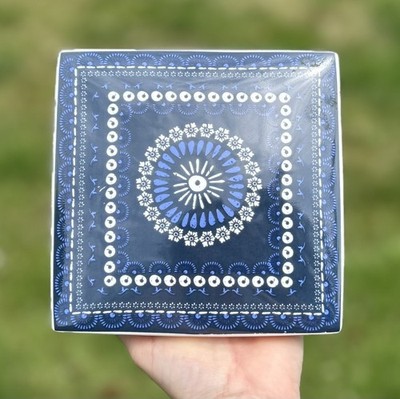 Vintage blau weiß Keramik Wandrelief Fliese skandinavischer Stil hängend geometrisch
