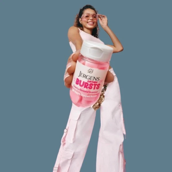 Jergens Loción Cereza Almendra Ráfagas, Crema Hidratante Blanda en Forma de Corazón Nueva Foto 2 de 4