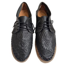 Men's Black Leather Floral Closed Toe Shoes Size 8 / 9 Pre-Owned