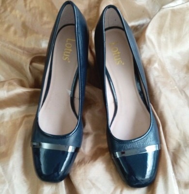 ladies navy shoes size 7