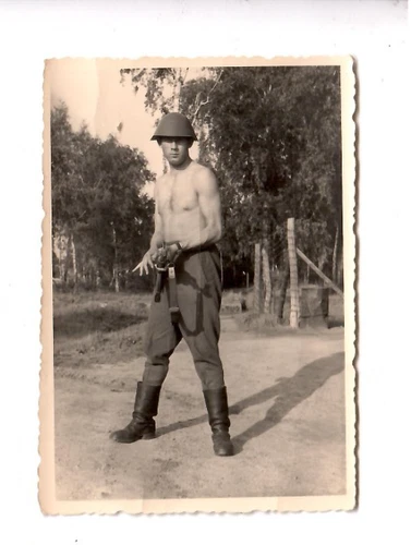 11211 - Photo Postcard * Soldier Topless * NVA German Democratic Republic * Steel Helmet * Rifle * 1960s