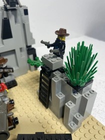 LEGO Bandit's Secret Hideout 6761 Western Complete Set Minifigures Horses