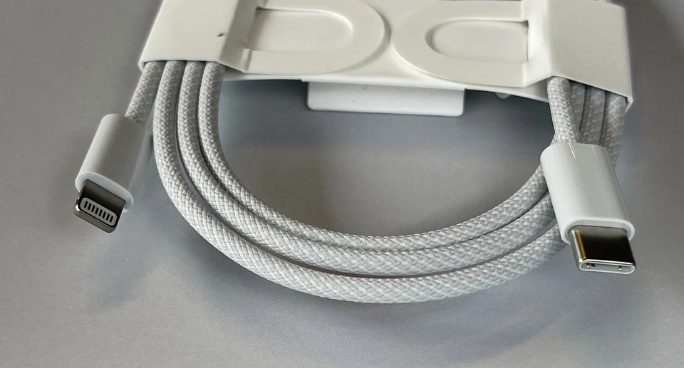 Genuine Apple Woven charge cable Lightning to USB-C NEW. silver - Image 4 of 4