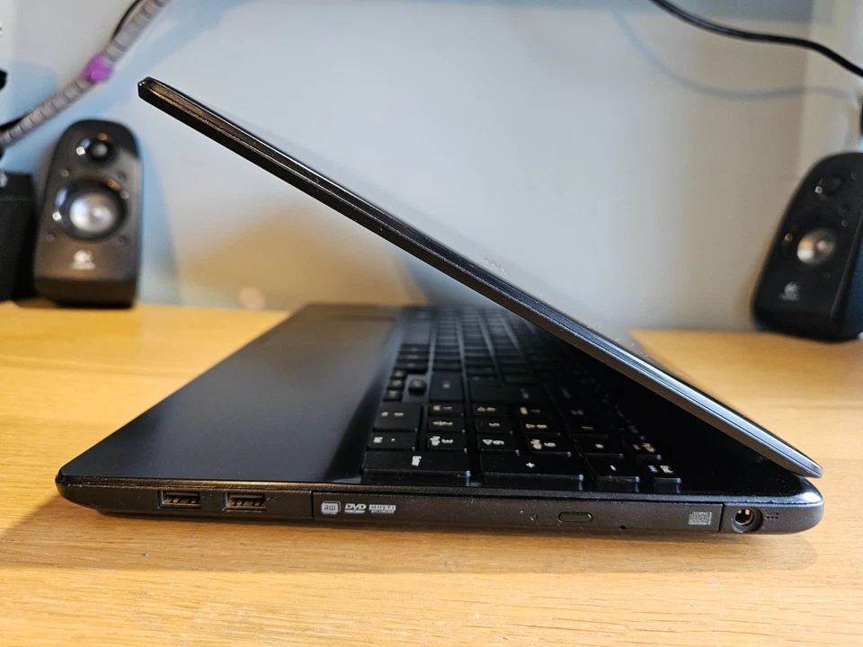 15" Acer Travelmate P256-M Core i3-4030U 1.9GHz 4GB 128GB Windows 10 Laptop - Image 3 of 4