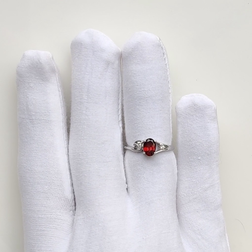 Anello ovale granato rosso argento sterling solitario regalo compleanno gioielli da donna - Video 1 di 1
