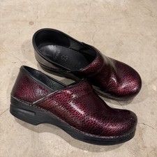 Dansko Womens Dark Red Crackle Design Professional Clog Comfort Shoes Size 40