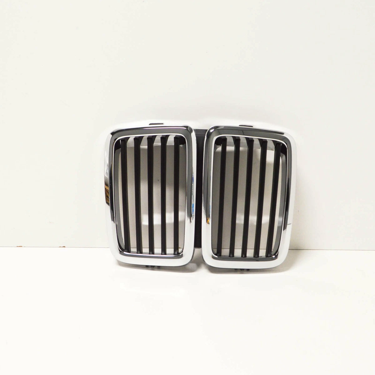 NEW BMW 5 E28 FRONT RADIATOR KIDNEY GRILLE 51131873253 1873253 OEM  
