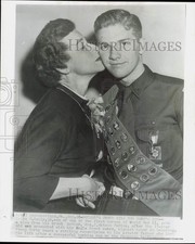 1955 Press Photo Mrs. J. Watson Pedlow kisses son Colin Kelly III, Concordville